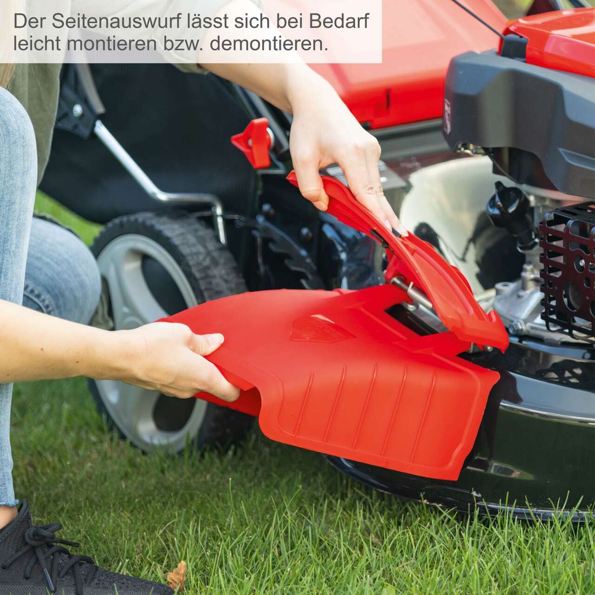 Der Seitenauswurf des Rasenmähers MS197-51-3W von Scheppach lässt sich bei Bedarf leicht montieren bzw. demontieren.