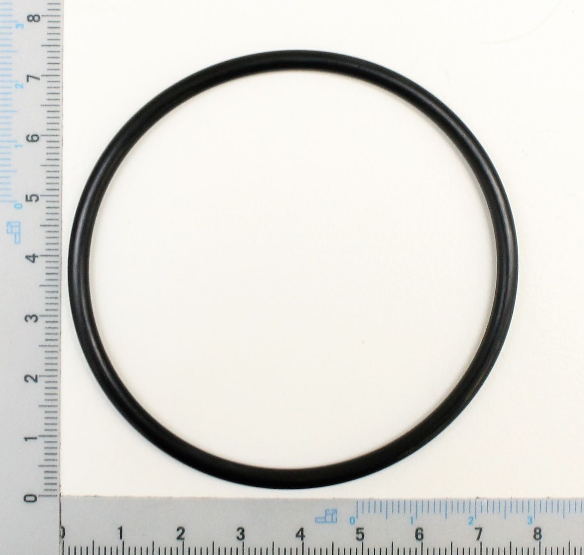 Ein O-Ring mit einem Durchmesser von 68 mm und einer Querschnittsfläche von 3,5 mm, von oben fotografiert.