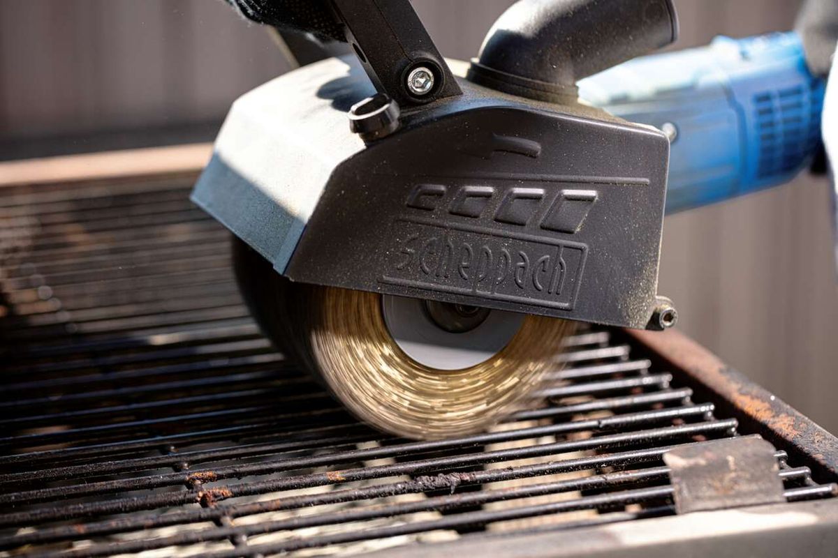 Scheppach-Messingdrahtbürste mit rotem Werkzeugkopf, Detailansicht