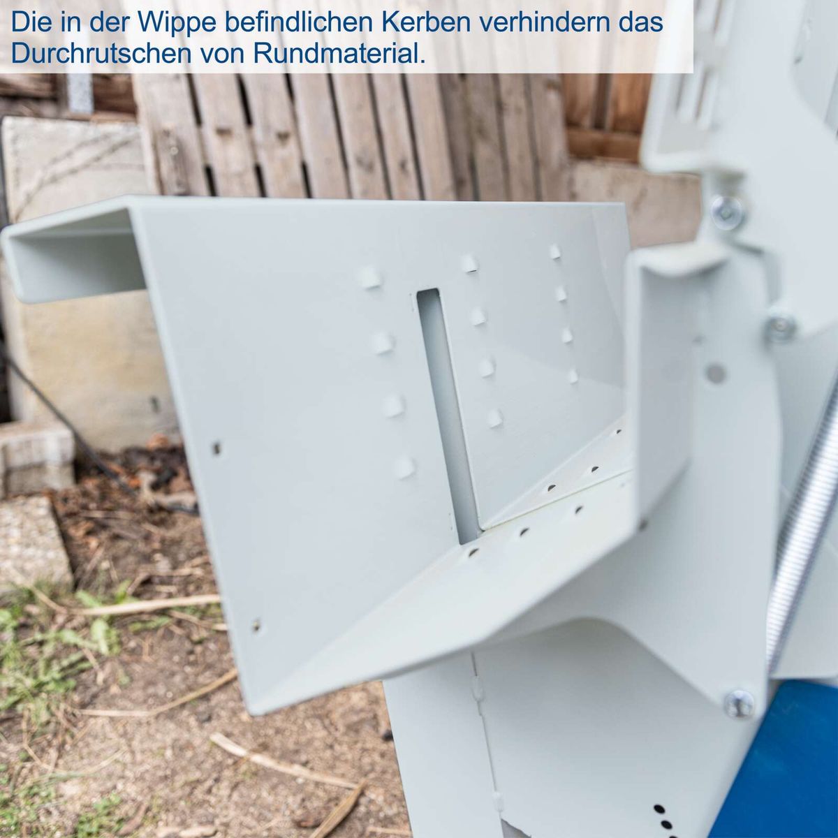 Die in der Wippe befindlichen Kerben verhindern das Durchrutschen von Rundmaterial.