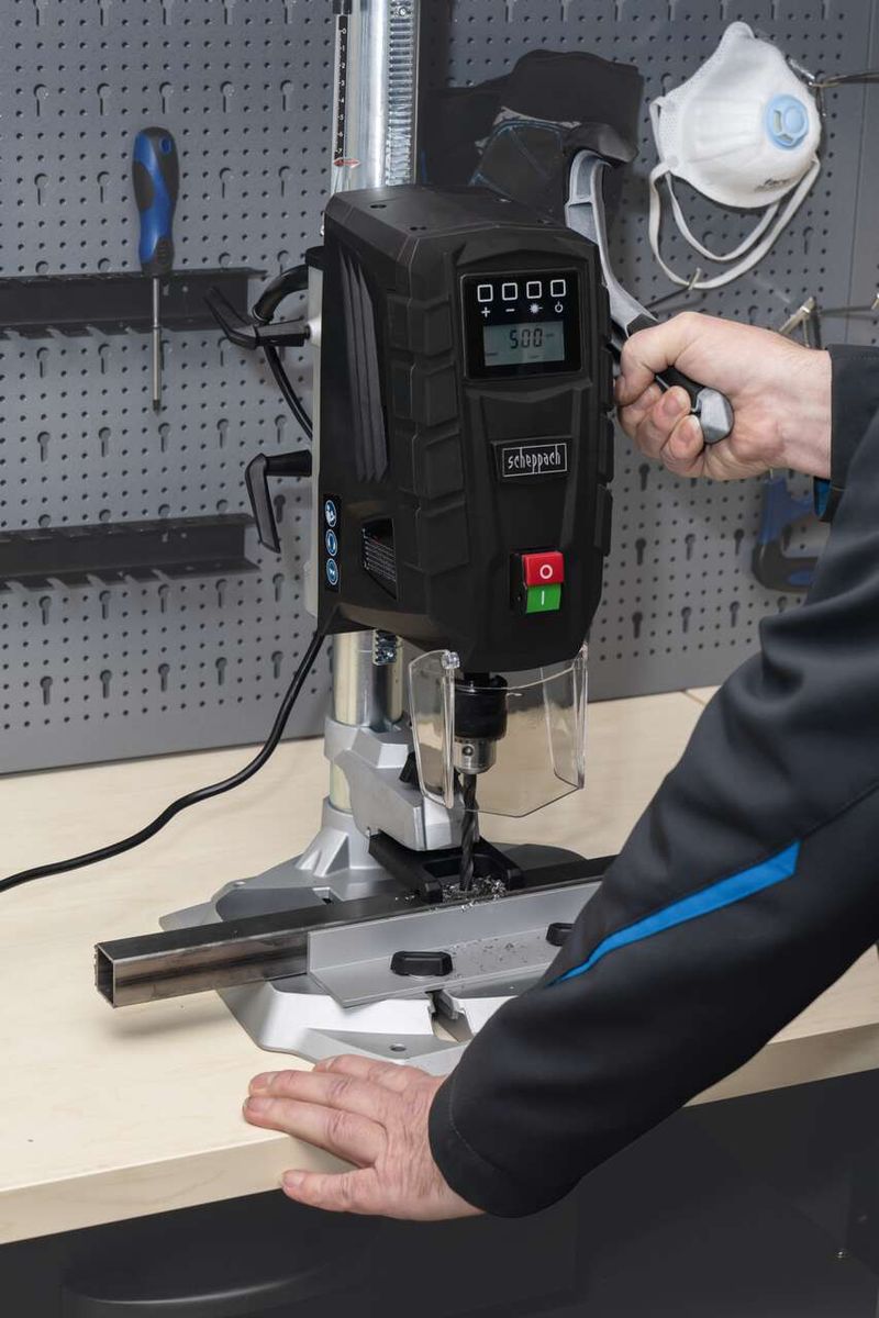 Tischbohrmaschine TBD55 von Scheppach im Betrieb. Ein Benutzer bedient die Maschine, die auf 580 Umdrehungen pro Minute eingestellt ist.
