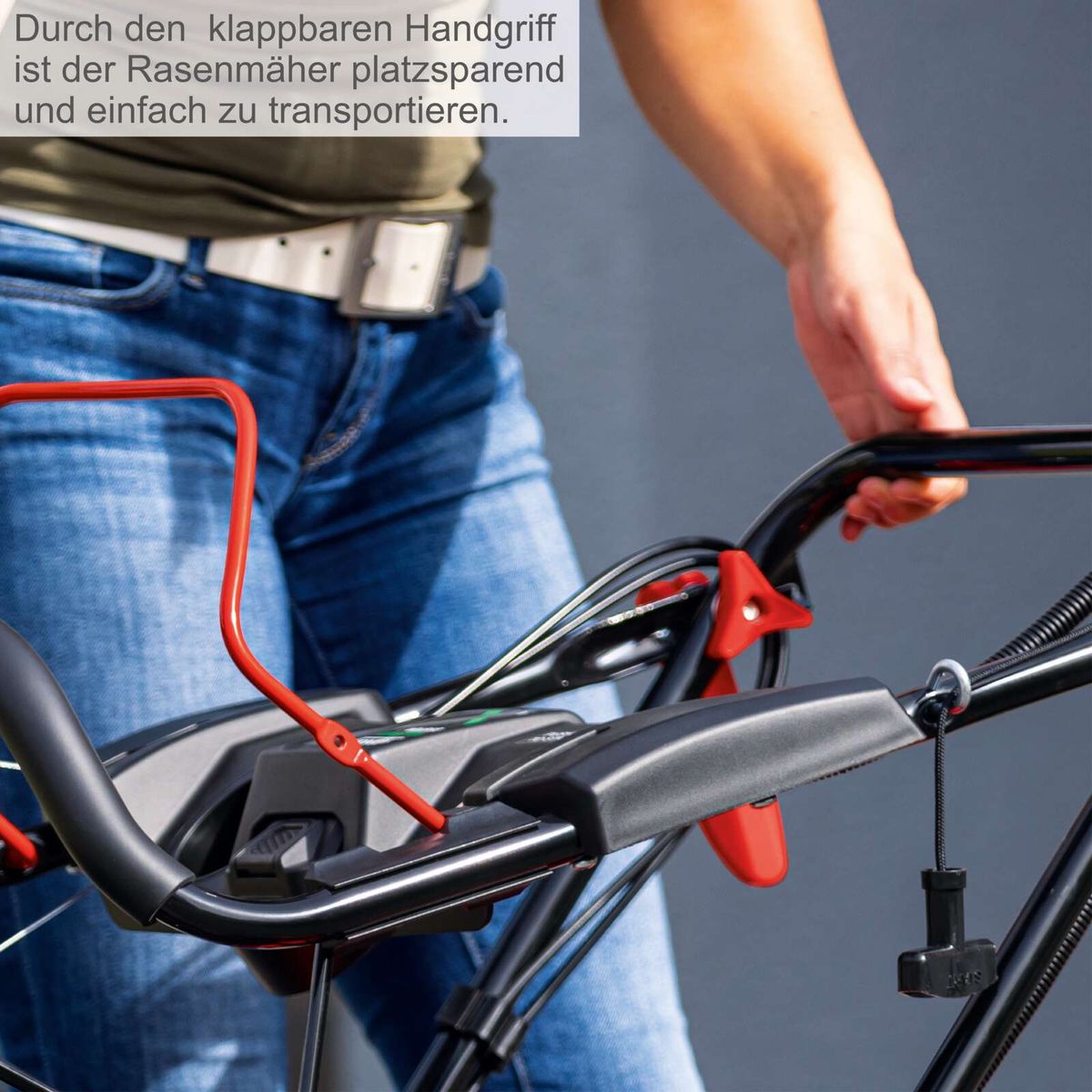 Klappbarer Handgriff für platzsparende Lagerung und Transport des Scheppach Rasenmähers