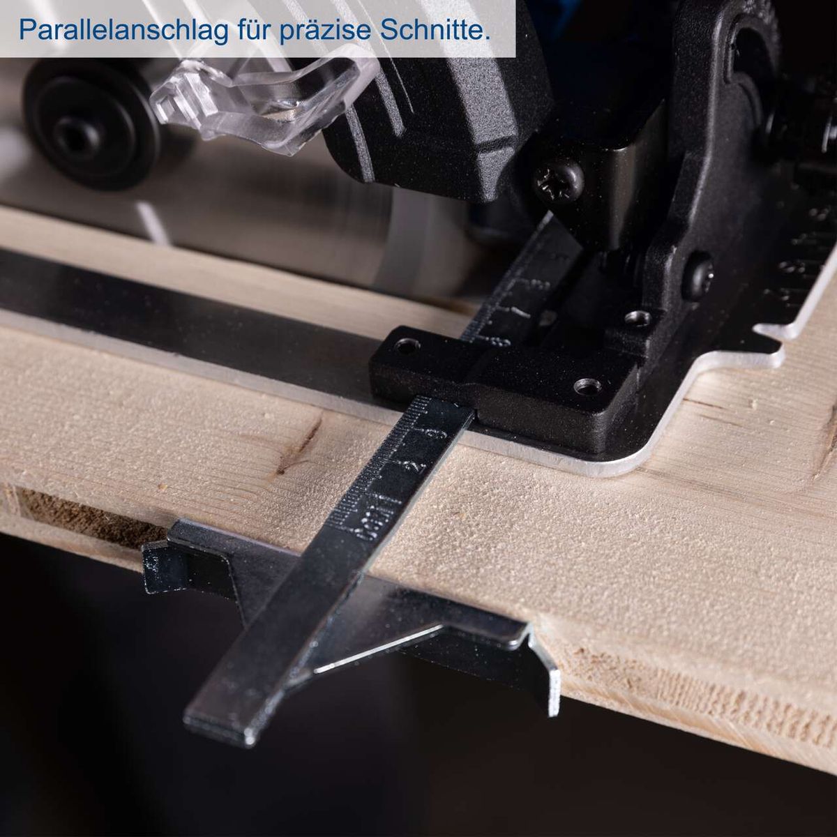 Parallelanschlag für präzise Schnitte. Die Akku-Handkreissäge BC-HCS165-X von Scheppach bietet einen Parallelanschlag für präzise Schnitte. Das Sägeblatt hat einen Durchmesser von 165 mm und eine maximale Schnitttiefe von 55 mm.