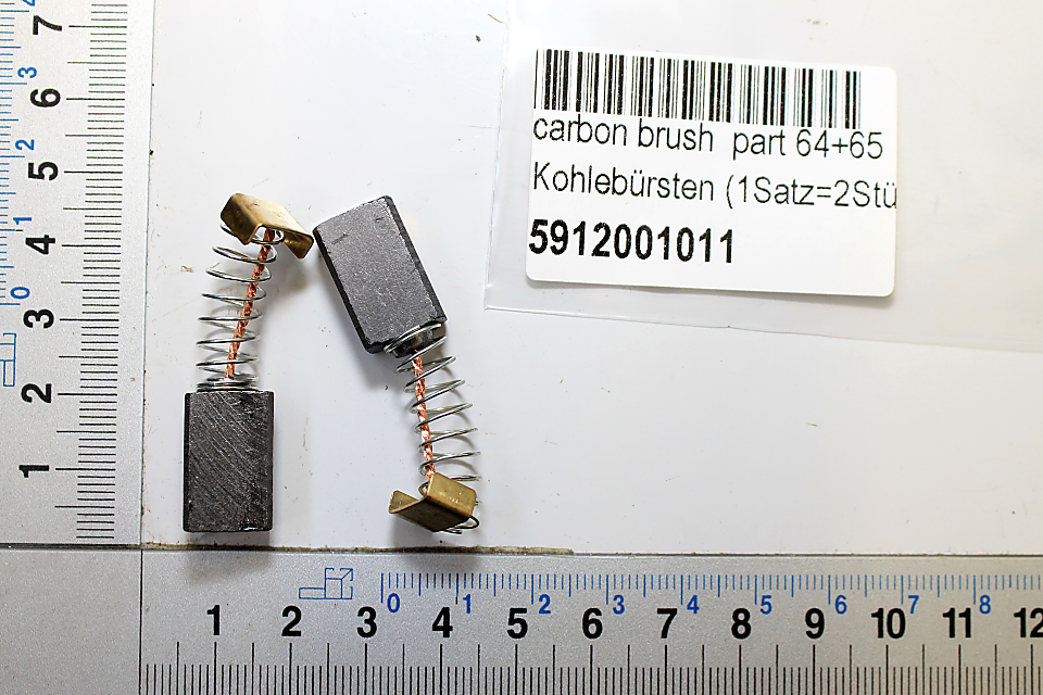 Kohlebürsten (1Satz=2Stück) 11x7x45, Artikelnummer 5912001011. Zwei Bürsten mit Spiralfedern, von der Seite fotografiert.