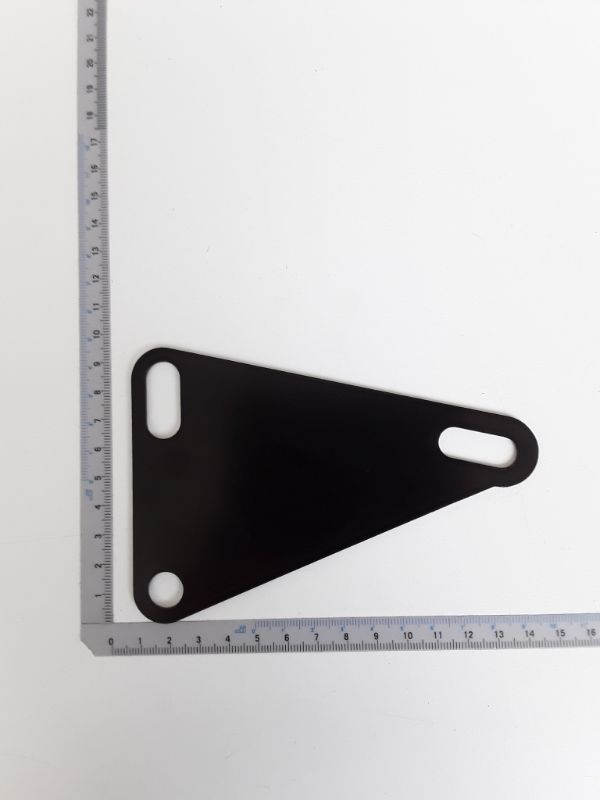 Scheppach Platte, dreieckige Form mit drei Löchern, von der Seite betrachtet.