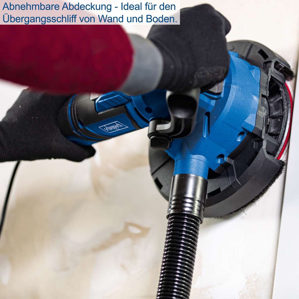 Abnehmbare Abdeckung - Ideal für den Übergangsschliff von Wand und Boden. Der 3in1 Wand & Deckenschleifer & Bodenschleifer CGP1200 von Scheppach eignet sich perfekt für präzises Schleifen an Übergängen zwischen Wand und Boden.
