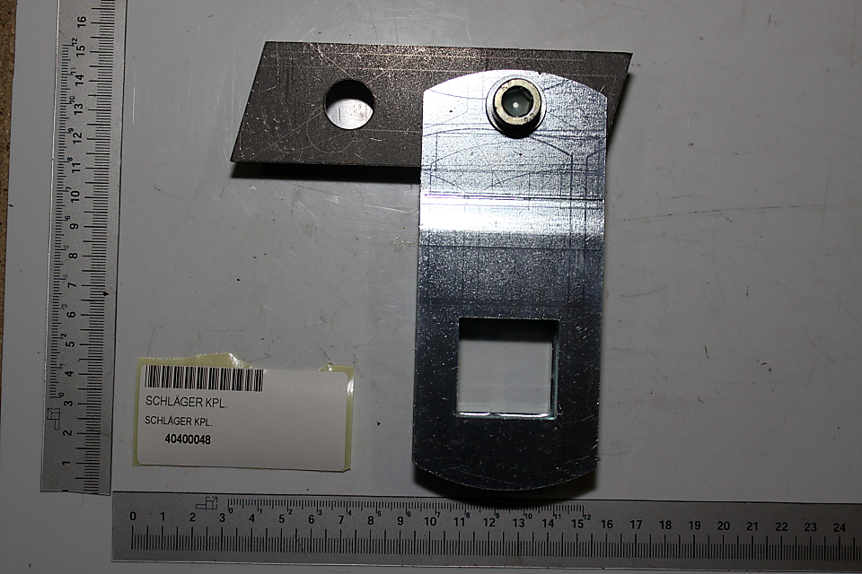 Schläger kpl. mit Loch und Gewinde, wie auf der Verpackung mit der Artikelnummer 40400048 zu sehen. Das Teil wird von vorne gezeigt.