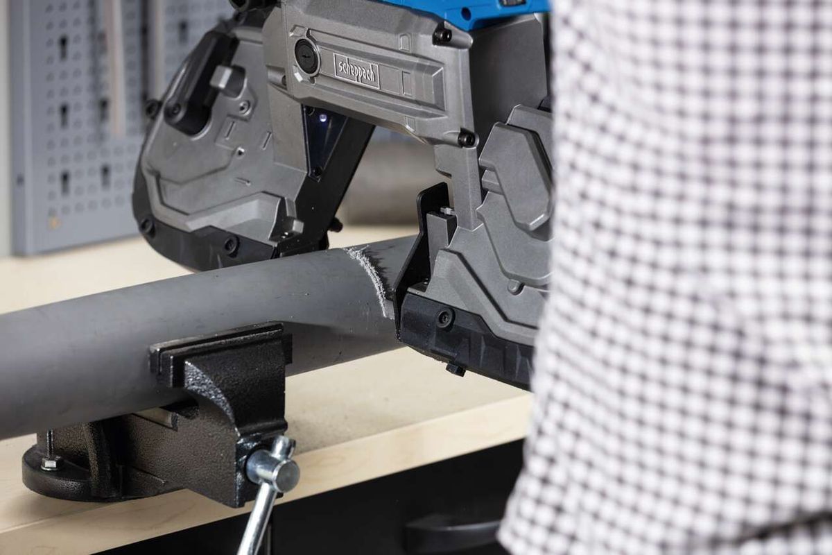 Metallbandsäge MBS1200xt Scheppach, seitliche Ansicht. Die Bandsäge ist auf einem Werkstück befestigt.