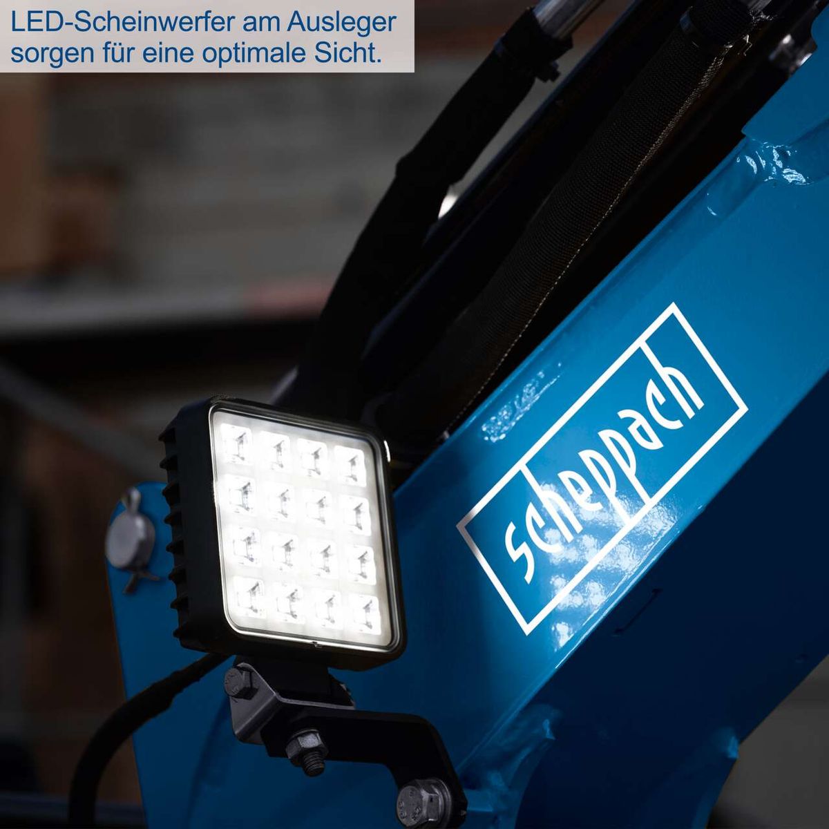 LED-Scheinwerfer am Ausleger sorgen für eine optimale Sicht. Scheppach Benzin Mini Bagger EXC815 mit 8,5 PS, 2330mm Grabweite und 600mm Spurbreite.