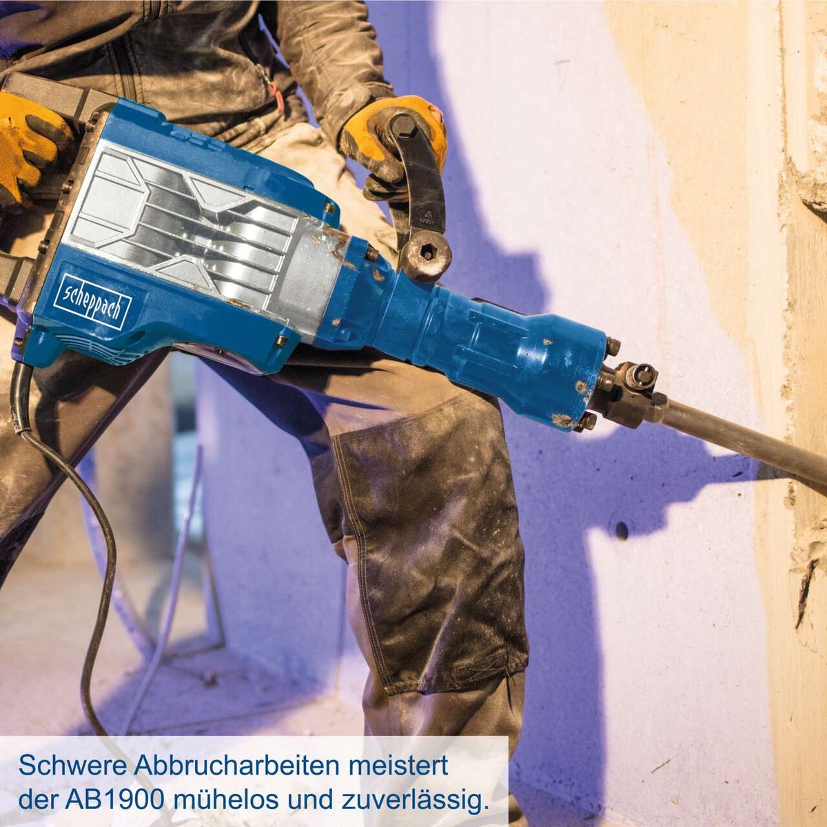 Der Abbruchhammer AB1900 von Scheppach meistert schwere Abbrucharbeiten mühelos und zuverlässig. Mit 60J Schlagkraft und 1900W Leistung inklusive Spitz- und Flachmeißel sowie Koffer.