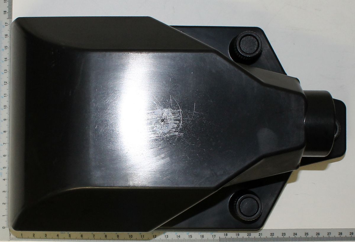 Absaughaube mit sichtbarem Schaden und Halterungsschrauben