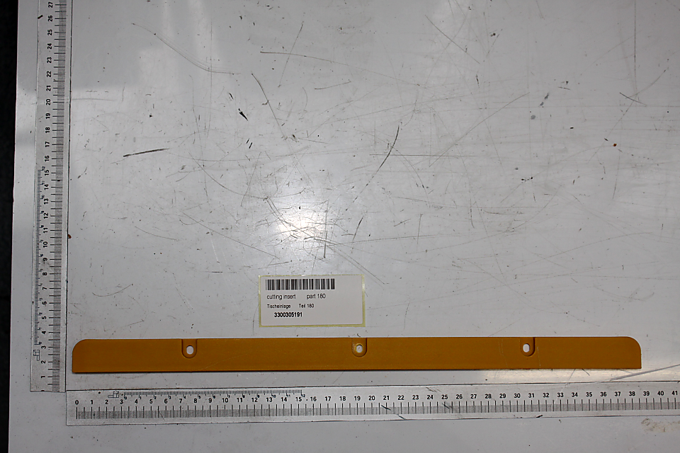 Scheppach Tisch-Einlage-Setteil mit feinen Spänen auf Messbalken und Etikett