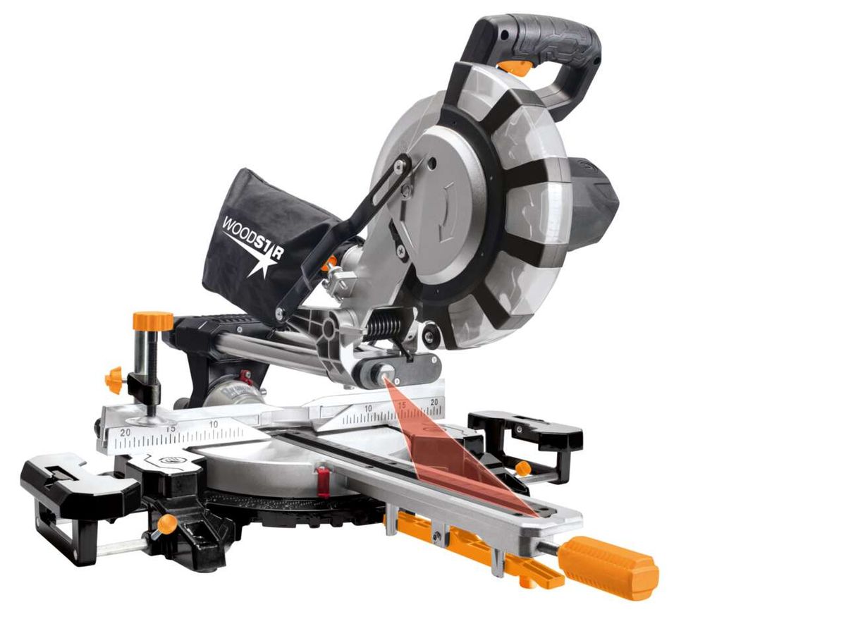 Kappzugsäge SL99LXU Woodster von Scheppach, seitliche Ansicht. Die Säge ist in einem klaren Zustand und zeigt die präzise Mechanik und Skala.