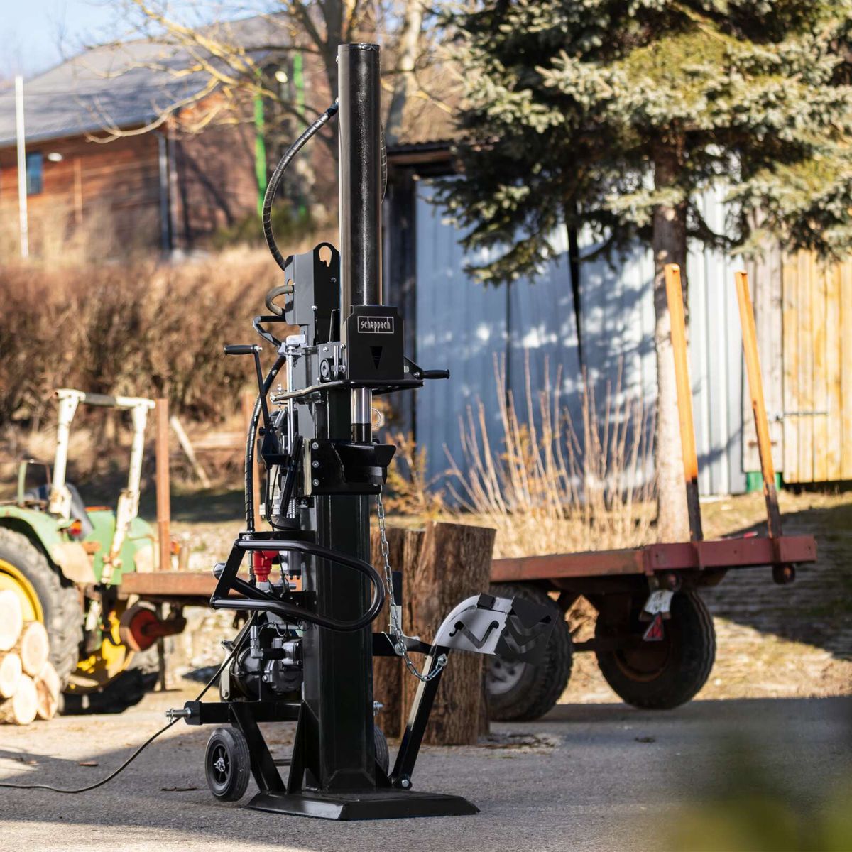 Holzspalter mit Antrieb über Zapfwelle, Motor und Fahrvorrichtung für Meterholz bis 110 cm, inkl. Transportwagen mit Lenkvorrichtung und Sicherheitsausstattung.