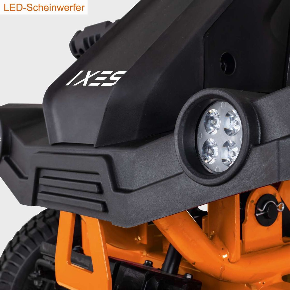 Der Akku-Aufsitzrasenmäher IX-ERT-920E IXES verfügt über einen LED-Scheinwerfer für bessere Sicht bei Dunkelheit. Der Scheinwerfer ist am vorderen Teil des Mähers montiert und bietet zusätzliche Beleuchtung.
