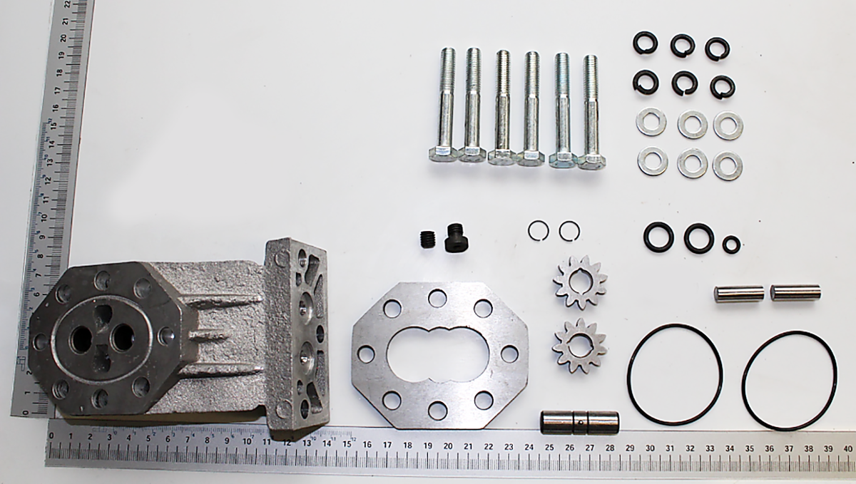 Hydraulikkomponenten-Set: Gehäuse mit Bohrungen, Deckelplatten, Dichtungen, Bolzen und Muttern für Hydraulikpumpe