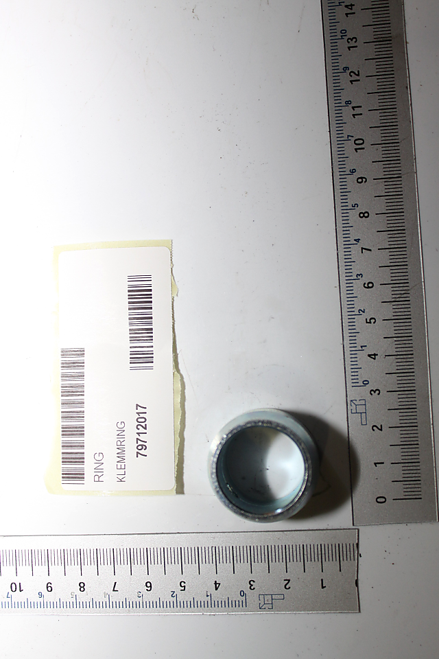 Klemmring von Scheppach, Artikelnummer 79712017, neben einem Barcode. Der Klemmring wird von der Seite gezeigt.