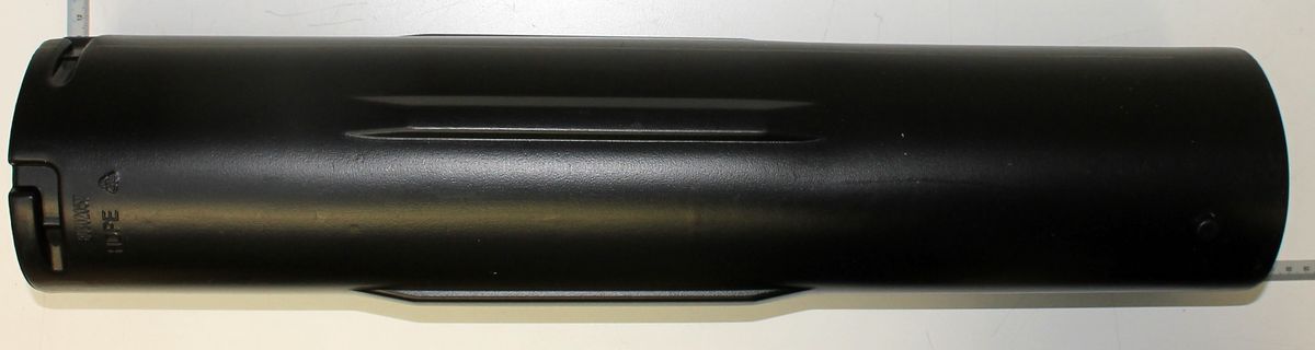 Blasrohr 1, von oben betrachtet, mit Markierungen und Befestigungselementen.