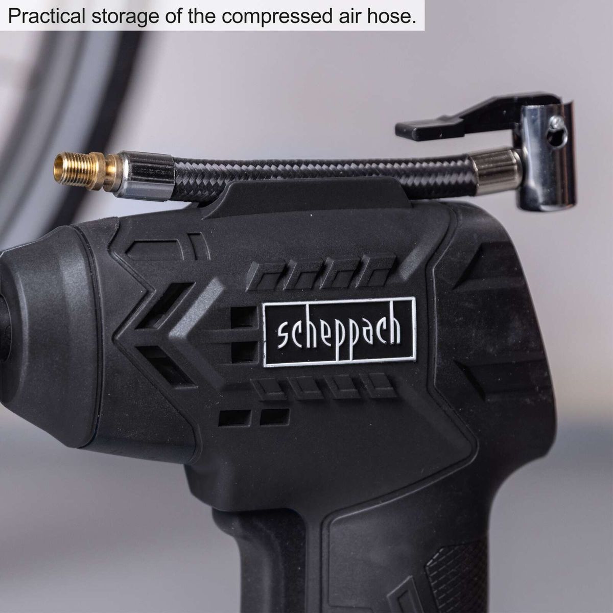 The cordless hand-held compressor C-HKO7BE-X by Scheppach features practical storage of the compressed air hose. The hose storage is integrated directly on the device.