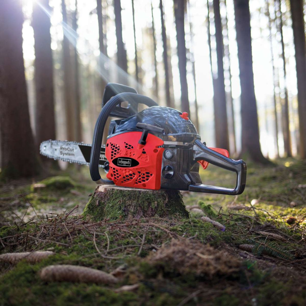 Die Benzin-Kettensäge CSH46 von Scheppach verfügt über das ProCut-System für präzises und effizientes Schneiden. Ideal für den professionellen Einsatz im Wald.