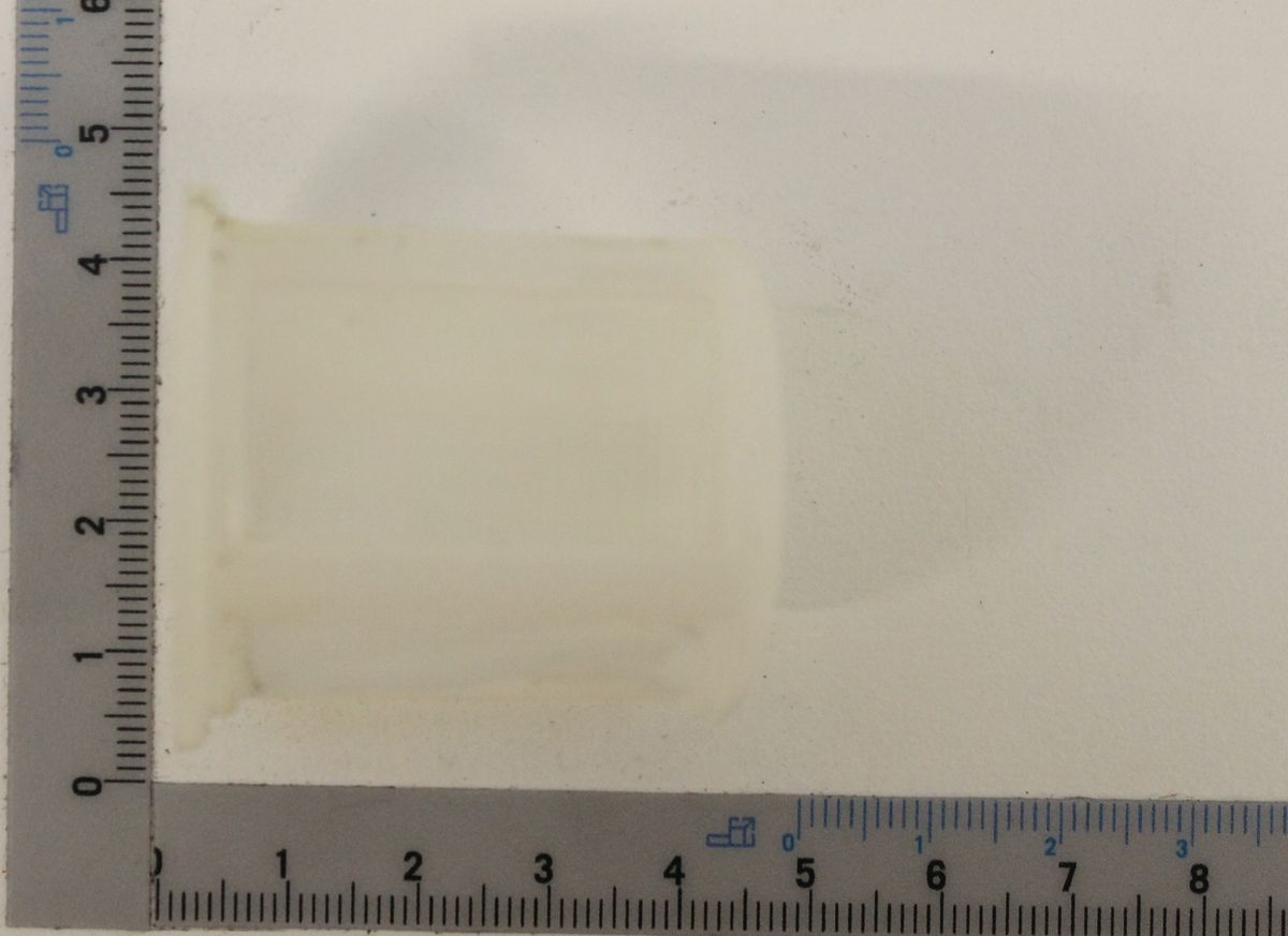 Ein Scheppach-Kraftstofffilter, der von links gezeigt wird, mit einem Lineal zur Größenmessung.