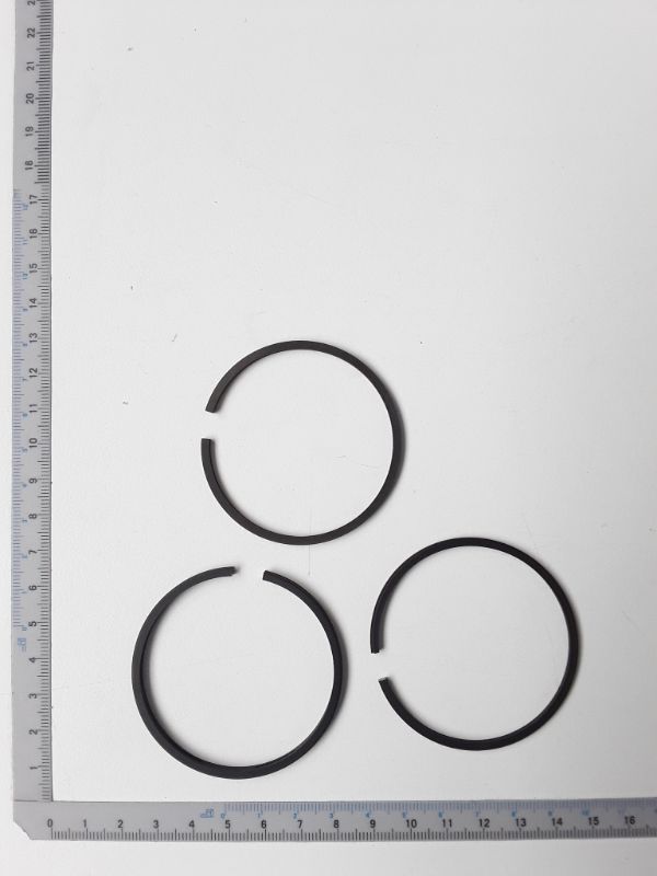 Kolbenringsatz Ø53x58, drei Ringe mit Lücken, von der Seite fotografiert.
