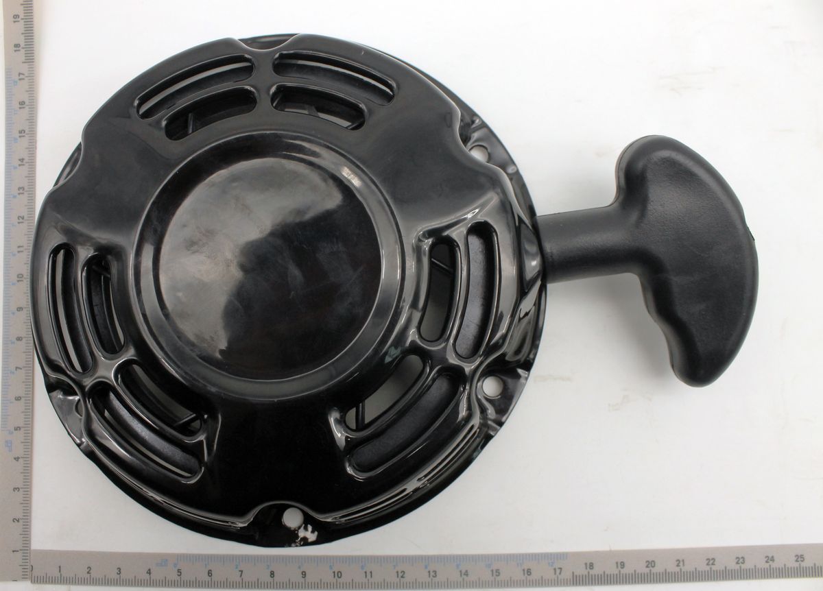 Scheppach Seilzugstarter kpl. von oben fotografiert. Der Starter hat einen runden Griff und mehrere Öffnungen im Gehäuse.