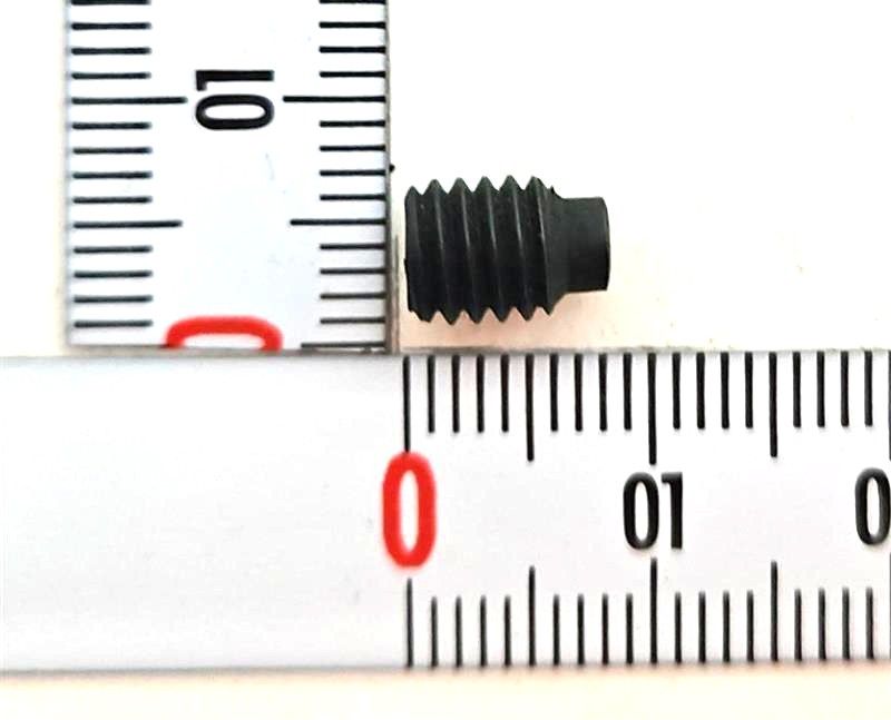 Gewindestift M6x8 neben einem Lineal. Der Stift wird von der Seite gezeigt.