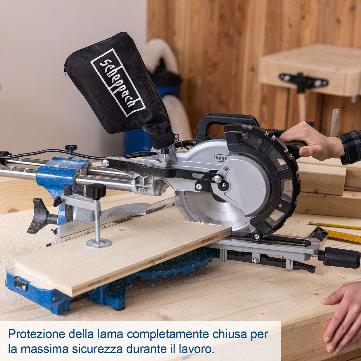 Die Kappzugsäge HM216 von Scheppach bietet maximale Sicherheit durch vollständig geschlossene Schutzabdeckung der Sägeblätter während der Arbeit.