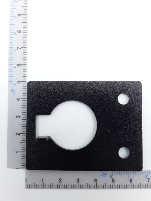 Anschraubplatte von Scheppach, von vorne fotografiert. Die Platte hat ein großes rundes Loch und zwei kleinere Löcher. Die Maße der Platte betragen etwa 10 cm in der Breite und 7 cm in der Höhe.