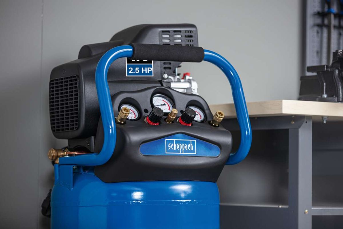 Scheppach Kompressor HC80V mit 2,5 PS Motor und zwei Kupplungen. Frontansicht des Kompressors.