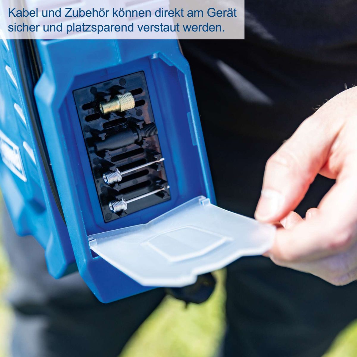 Texturierte Beschriftung zur sicheren und platzsparenden Lagerung von Kabeln und Zubehör direkt am Gerät