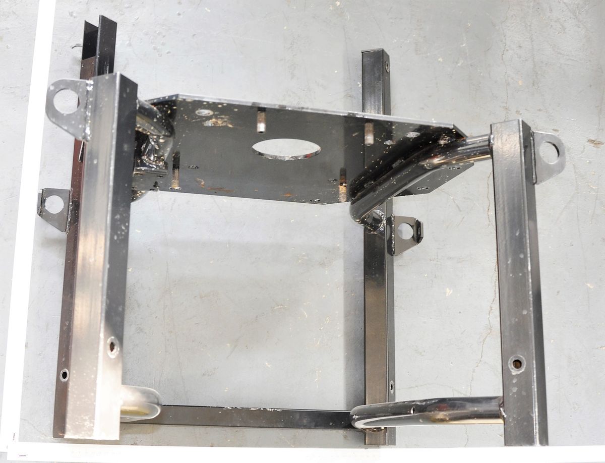 Grundrahmen-Komponente für Maschinenaufbau mit Halterungen und Befestigungselementen