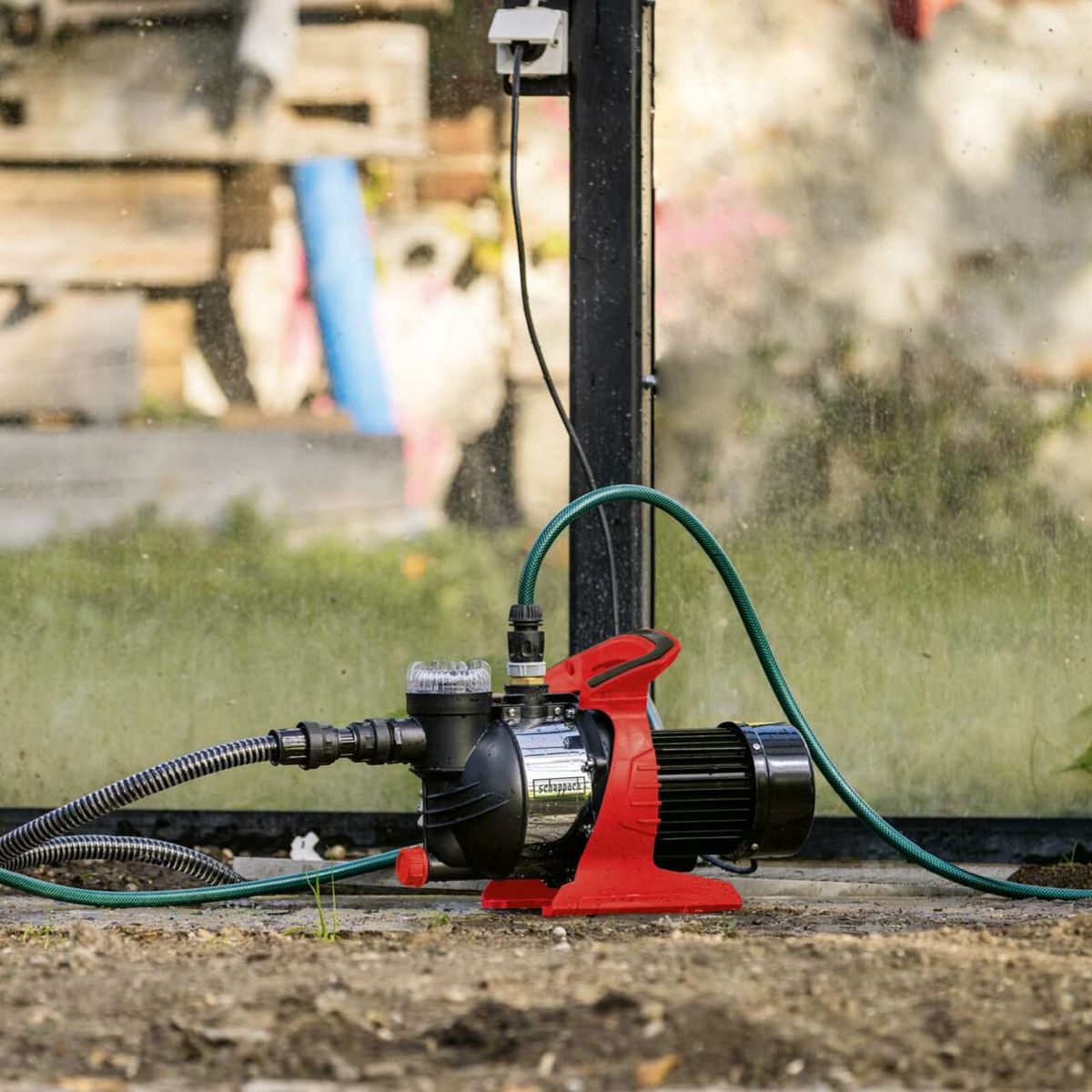 Die Gartenpumpe GP1400JET von Scheppach mit 1300W Leistung, 6000L/h Fördermenge, 4,8bar Förderdruck und max. 8m Saughöhe. Inklusive Schlauchanschlüssen und Stromkabel.