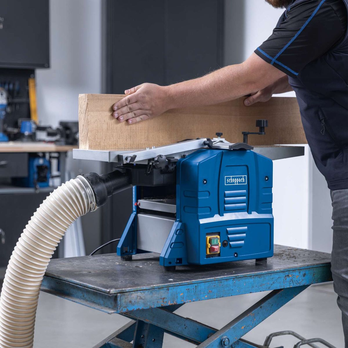 Der Scheppach Abricht- und Dickenhobel HMS860 verfügt über eine Staubabsaugung und eine robuste Arbeitsplatte. Die Maschine ist für präzises Hobeln konzipiert. Sie bietet eine einfache Handhabung und ist ideal für Heimwerker.