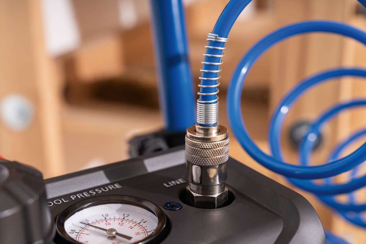 Ultra-Silent Kompressor HC20Si-Twin Scheppach mit Druckanzeige und Schlauchanschluss. Detailansicht von vorne.