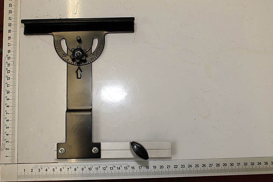 Querschneidlehre von Scheppach, gezeigt von vorne auf weißem Hintergrund.