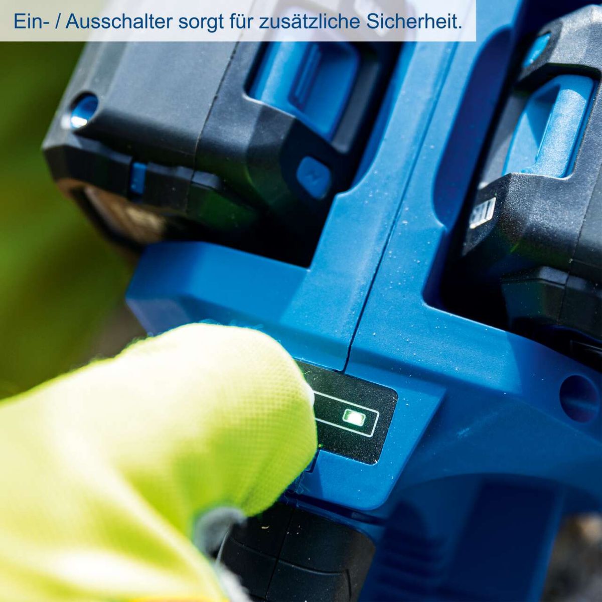 Die Akku-Kettensäge BC-CS355Duo-X von Scheppach verfügt über einen Ein-/Ausschalter für zusätzliche Sicherheit.