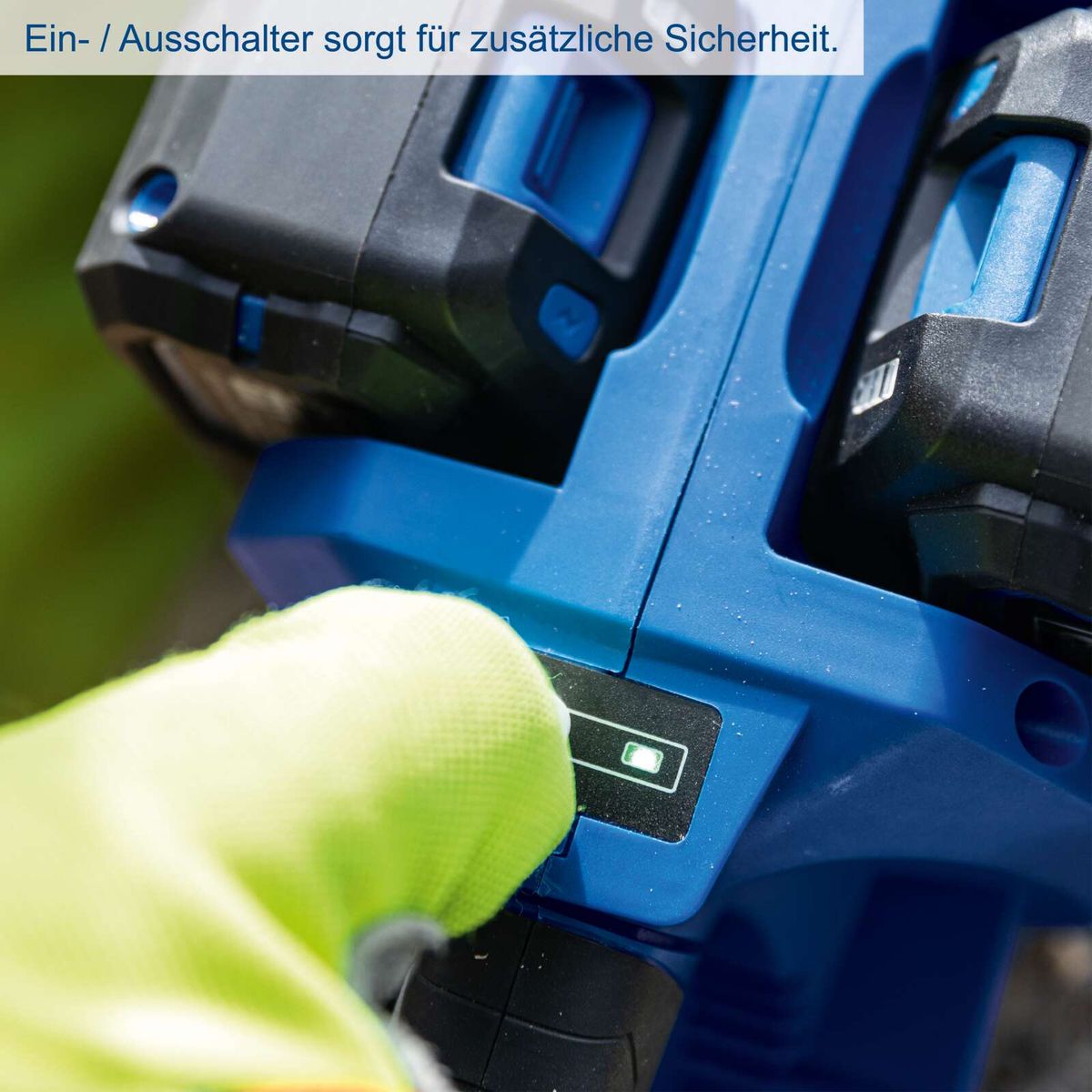 Die Akku-Kettensäge BC-CS355Duo-X von Scheppach verfügt über einen Ein-/Ausschalter für zusätzliche Sicherheit.