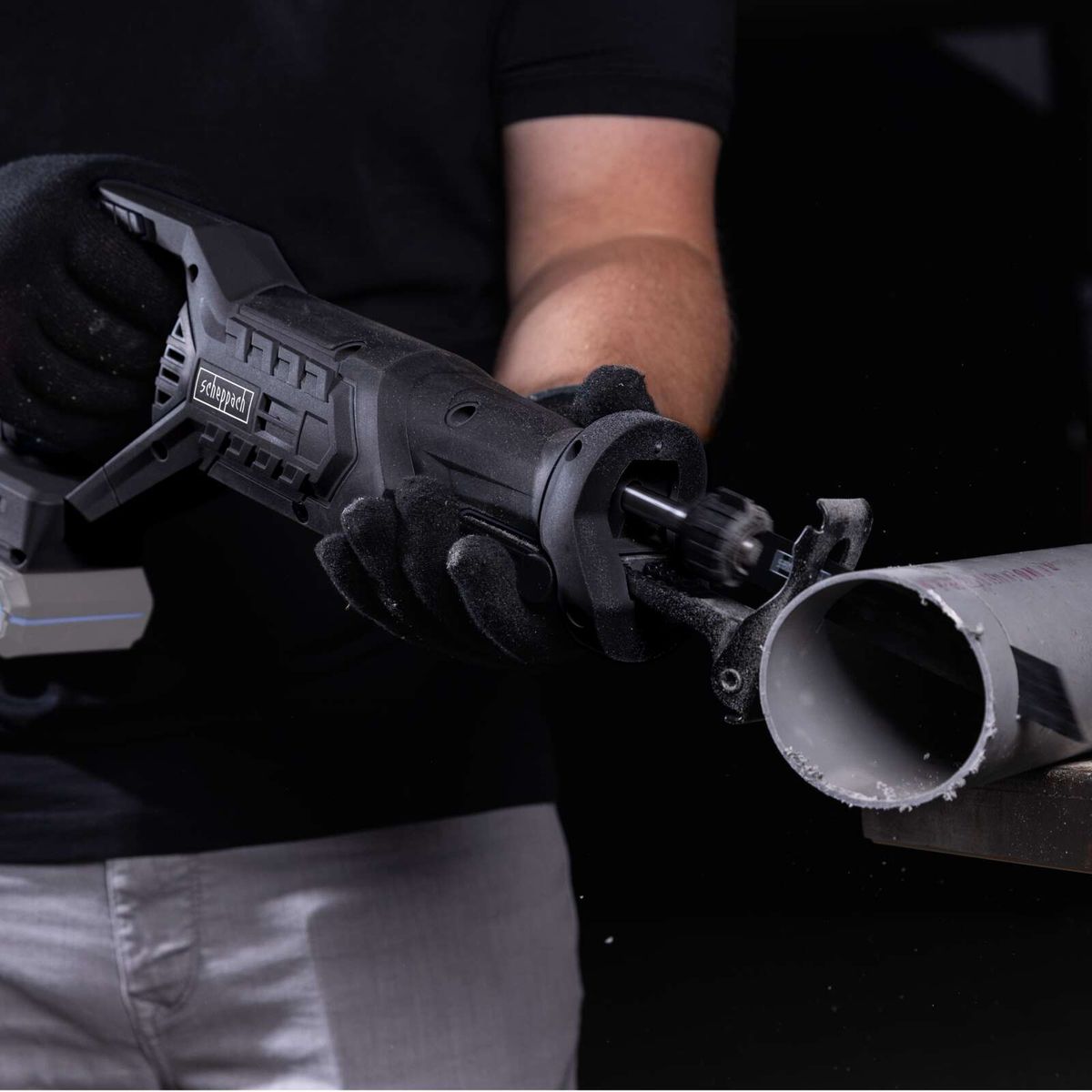 Scheppach-Akku-Säbelsäge mit ergonomischem Griff und Sicherheitsmerkmalen für präzise Schnitte