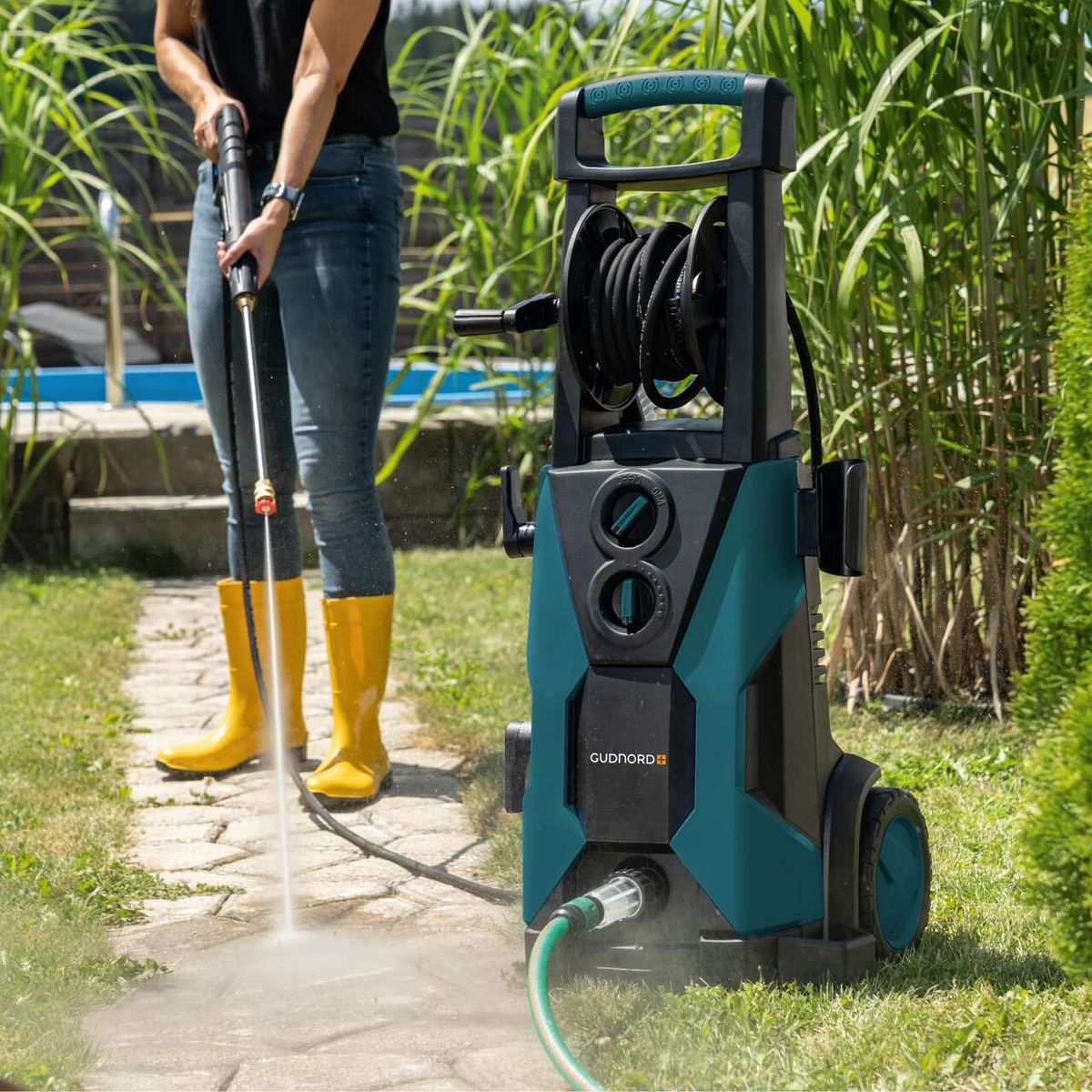 Der Scheppach-Hochdruckreiniger mit praktischem Schlauchaufroller und robusten Rädern für einfache Handhabung und Transport. Ideal für Garten- und Außenreinigung.