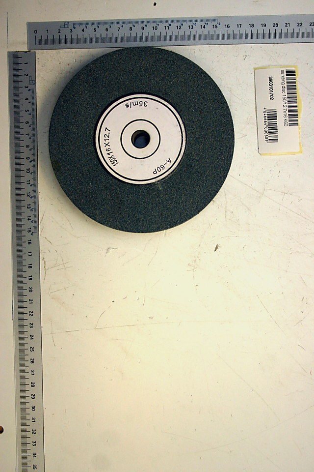 Scheppach Schleifscheibe Ø 150 x 12,7 x 16 mm K 60, von vorne gezeigt.