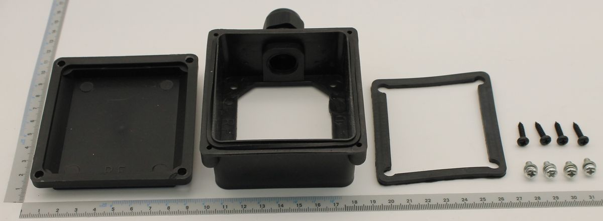 Aufgebaute Klemmleiste mit Montageelementen und Halterungen für Klemmkasten 400V