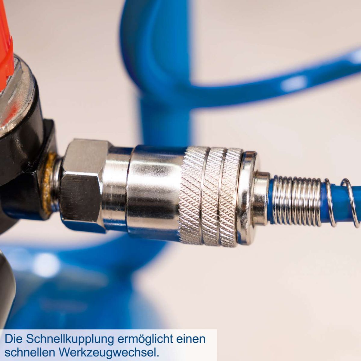 Die Schnellkupplung ermöglicht einen schnellen Werkzeugwechsel. Der Kompressor HC300 von Scheppach - 8bar | 24 L | ölfrei | 200l/min | inkl. 5m Schlauch & Zubehörset bietet eine praktische Schnellkupplung für effizientes Arbeiten.