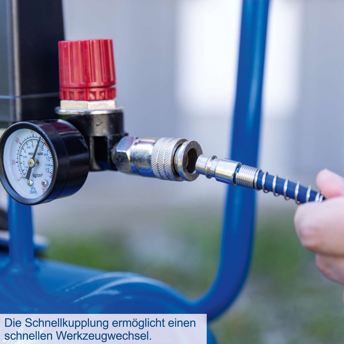 Schnellkupplung für schnellen Werkzeugwechsel an Kompressor mit Druckmessgerät