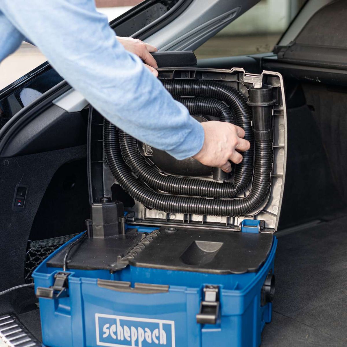 Absaugvorrichtung mit flexiblen Schläuchen und Düsen für präzise Bearbeitung, Teil der HD2P-Serie von Scheppach