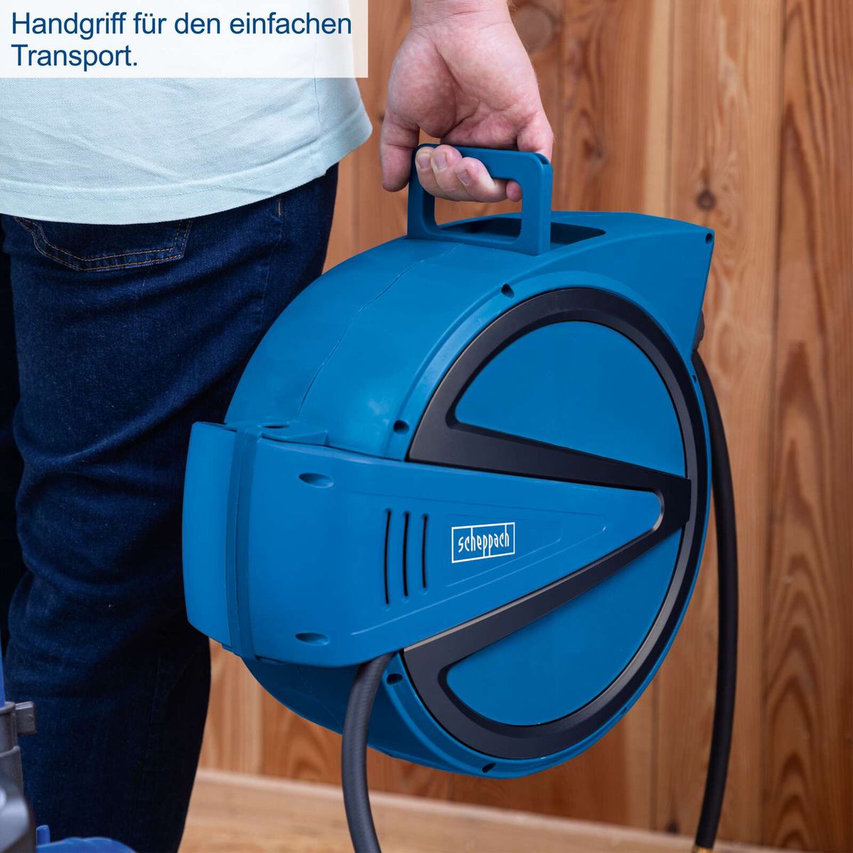 Die Automatik Druckluft Schlauchtrommel AHR15 von Scheppach verfügt über einen Handgriff für den einfachen Transport und einen Autostopp.