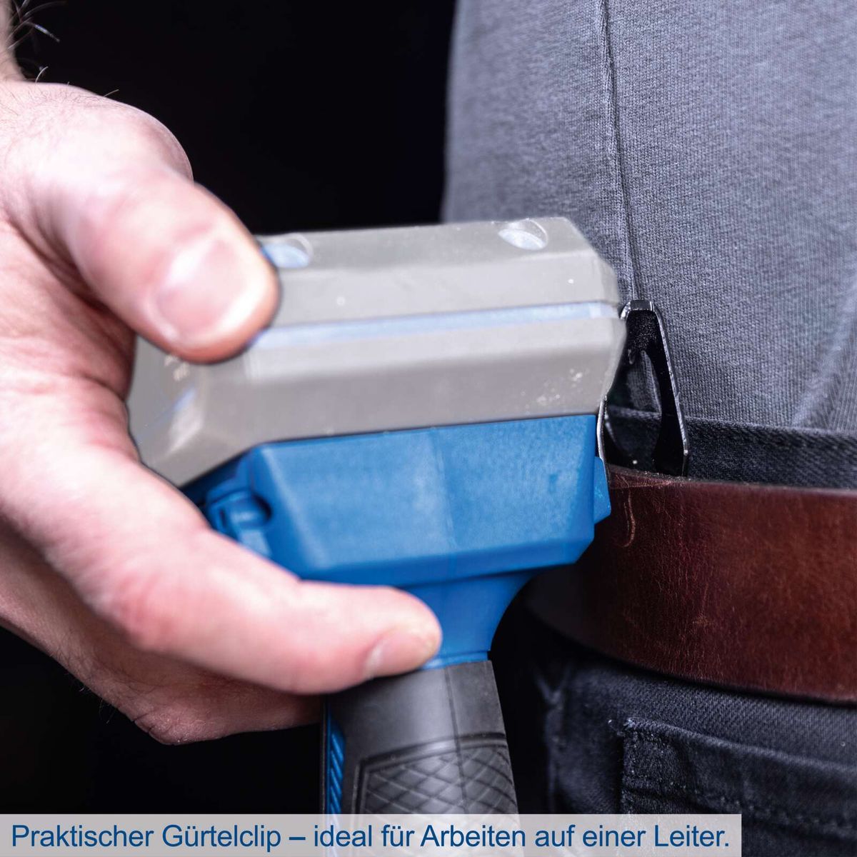 Praktischer Gürtelclip – ideal für Arbeiten auf einer Leiter. Der Gürtelclip ermöglicht bequemes Tragen und schnellen Zugriff auf die Akku-Schlagbohrmaschine C-CD45-X von Scheppach.