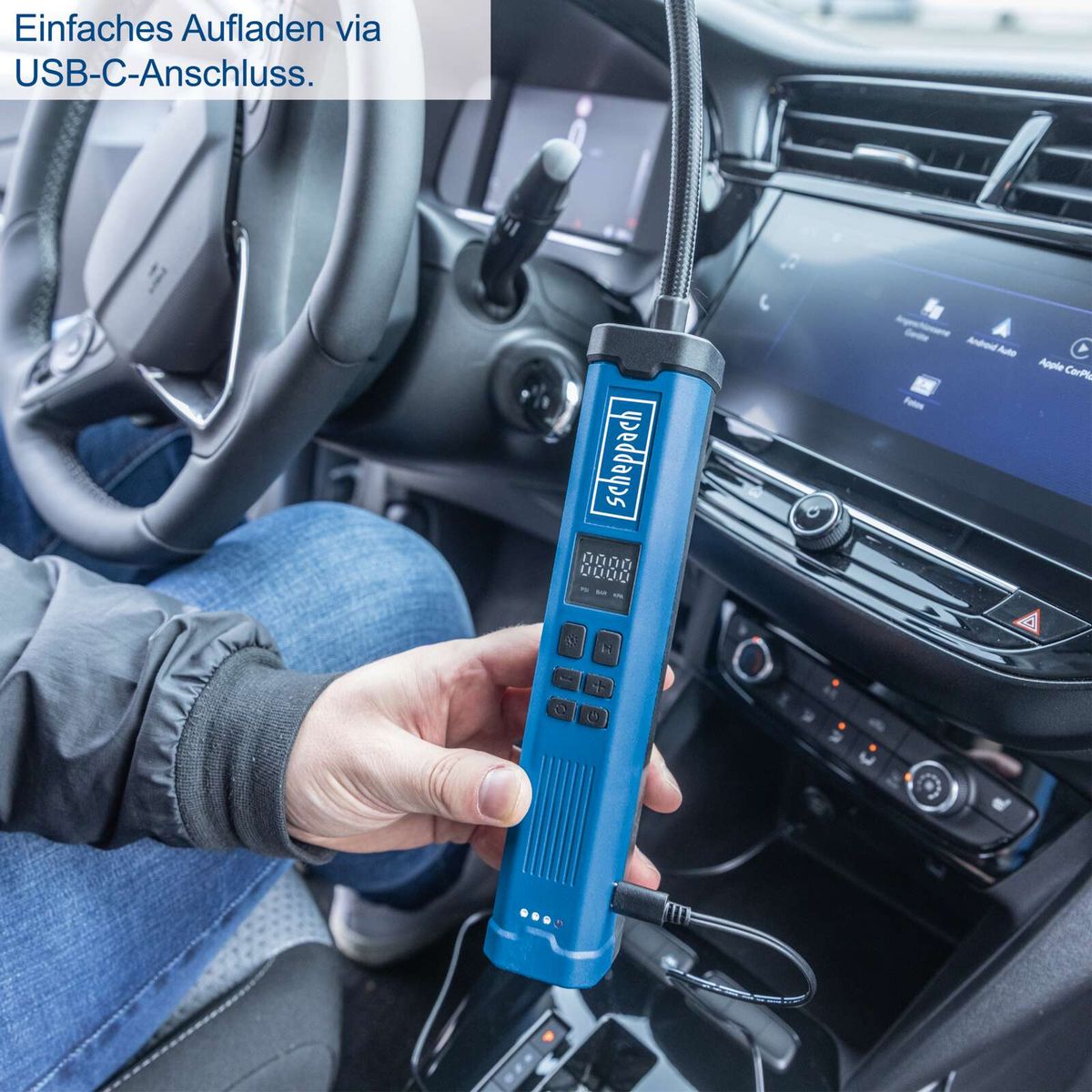 Einfaches Aufladen des Scheppach-Tools über USB-C-Anschluss. Das Gerät ist mit einem Display und mehreren Tasten ausgestattet.