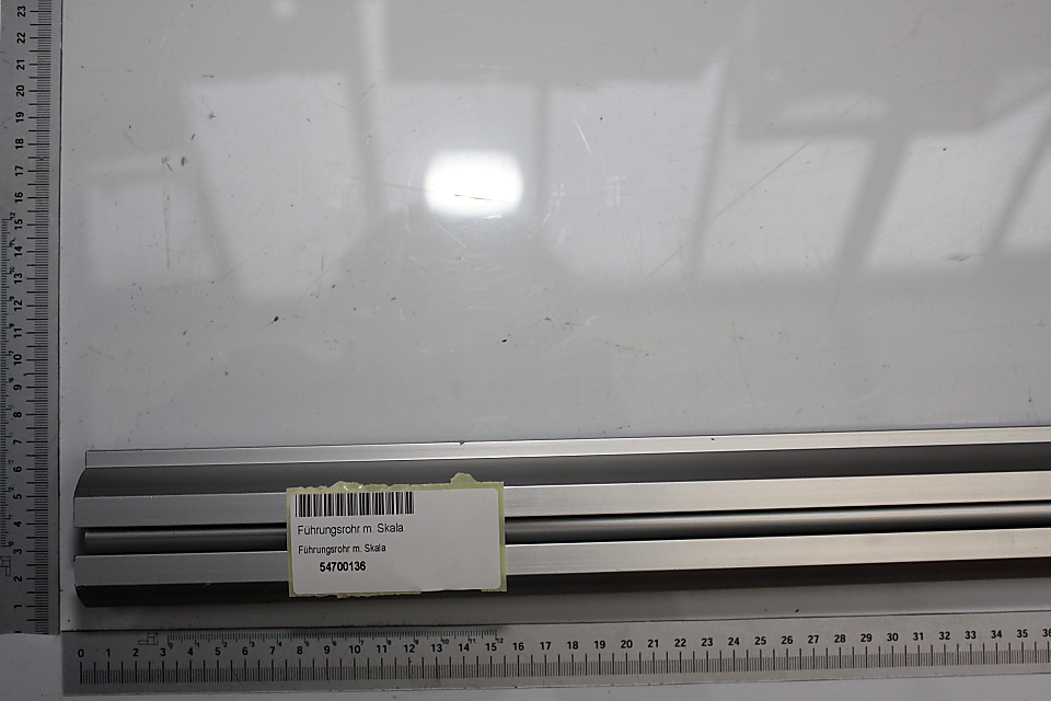 Führungsrohr mit Skala, Artikelnummer 54700136, von Scheppach. Das Führungsrohr wird von links nach rechts gezeigt.